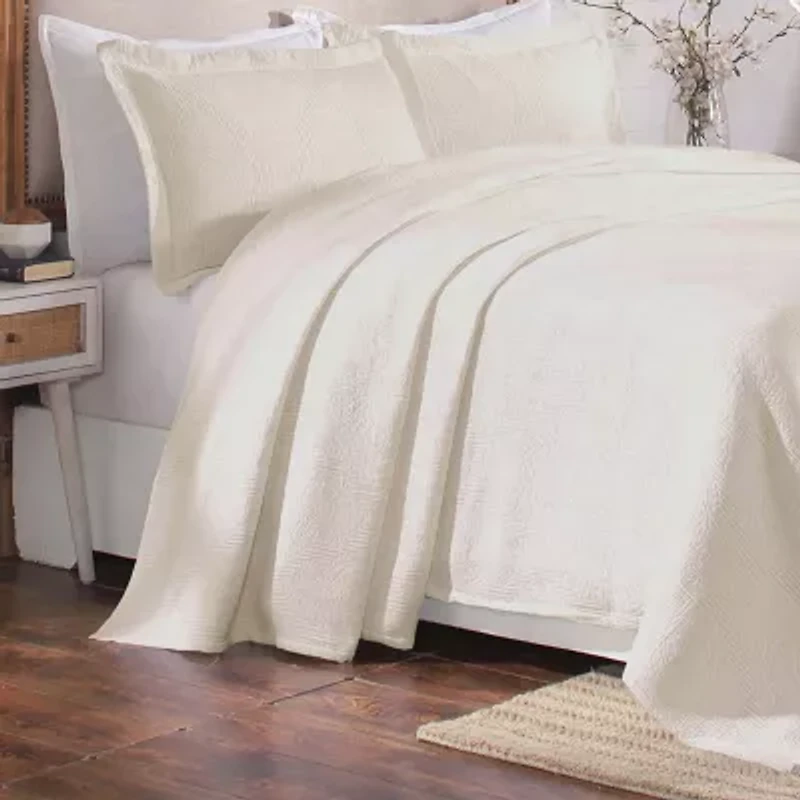 SUPERIOR® Victory Medallion Matelasse Traditional Floral Bedspread