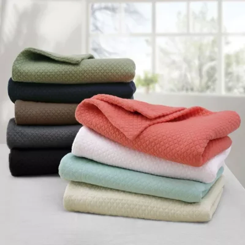 SUPERIOR® Solitaire Diamond Matelasse Geometric Jacquard Bedspread