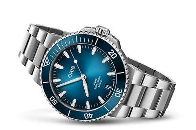 Shop aquis date calibre 400 in Canada | La Maison Monaco