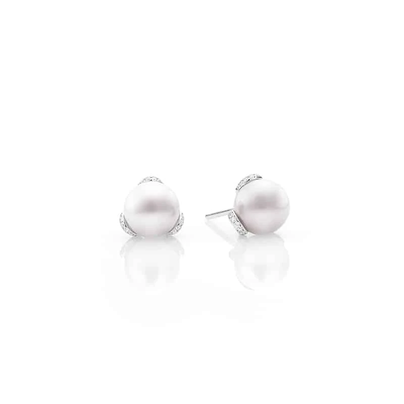 Shop embrace akoya pearl earrings in 18k white gold in Canada | La Maison Monaco