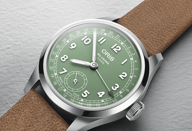 Shop big crown pointer date calibre 403 in Canada | La Maison Monaco
