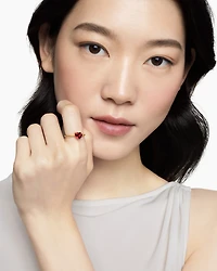 Chatelaine® Heart Ring 18K Yellow Gold with Garnet, 7mm