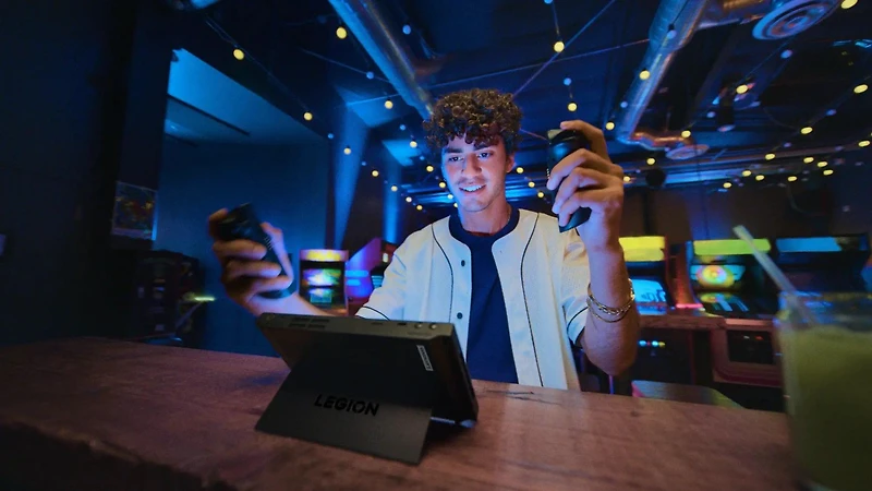 Lenovo Legion GO 8.8-in 144Hz WQXGA Gaming Handheld - AMD Ryzen Z1 Extreme - 16GB with 512GB SSD - Shadow Black