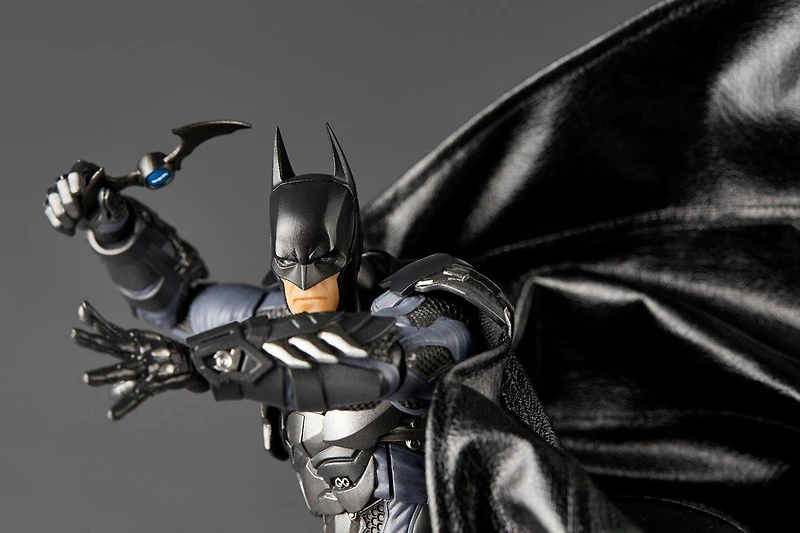 Revoltech Amazing Yamaguchi Batman (Batman Arkham Knight Ver.) Action Figure