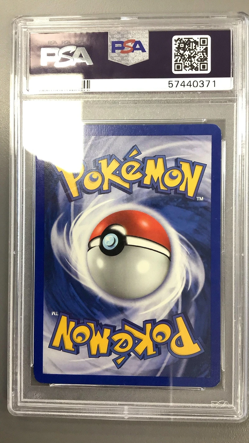 2000 Pokemon Neo Genesis 25 Sneasel PSA 8