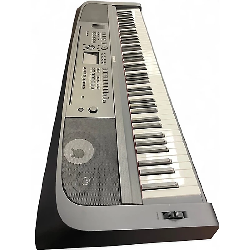 Used Yamaha DGX670 Keyboard Workstation