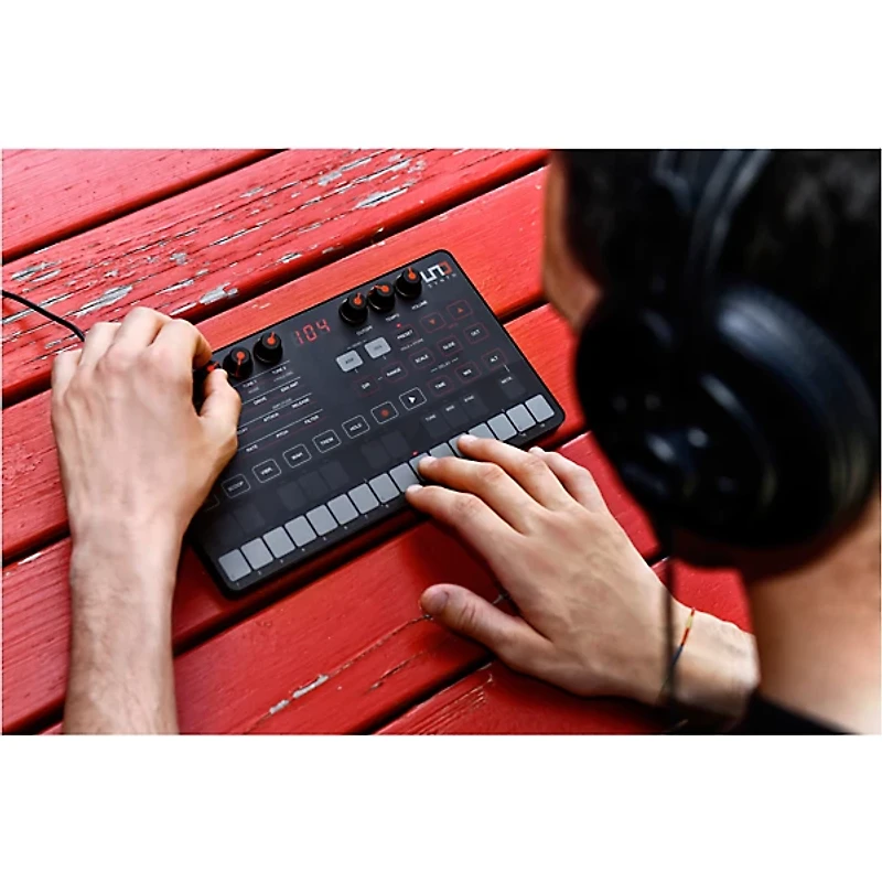 IK Multimedia UNO Synth Portable Analog Synthesizer