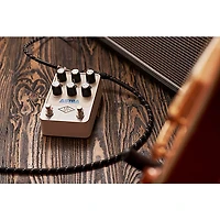 Universal Audio UAFX Astra Modulation Machine Effects Pedal - Cream
