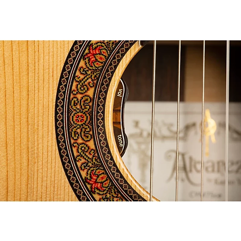 Alvarez Yairi CYM75ce Cutaway Nylon-String Classical Acoustic-Electric Guitar Natural
