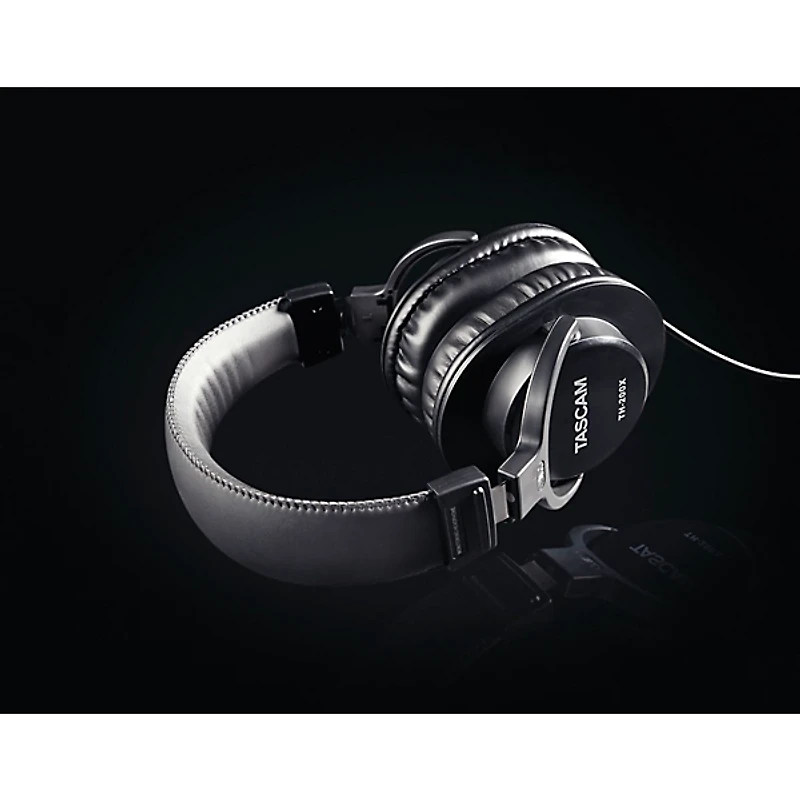 Focusrite Scarlett Solo USB Audio Interface Gen 3 With TASCAM TH-200X Studio Headphones Bundle