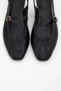 Forever & Always Womens Britney Leather Closed-Toe Sandal