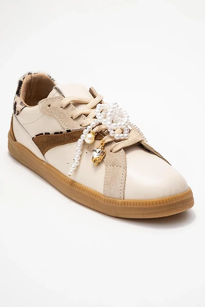 Forever & Always Womens Taren Leather Pearl Buckle Sneakers