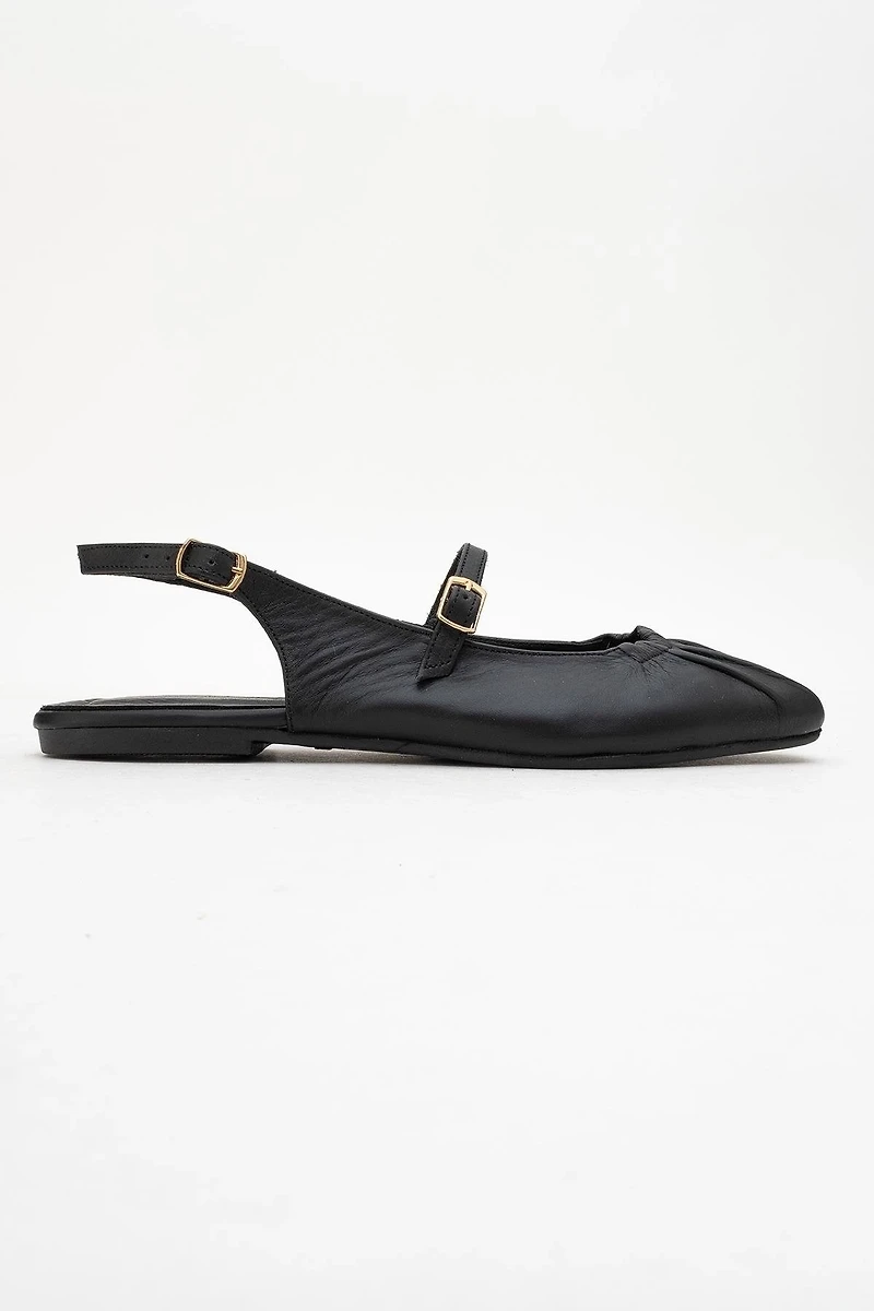 Forever & Always Womens Britney Leather Closed-Toe Sandal