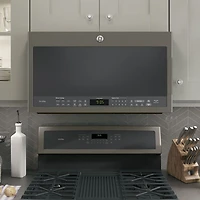 Four à micro-ondes à hotte intégrée SpaceMaker Profile de GE - 2,1 pi3 - Ardoise