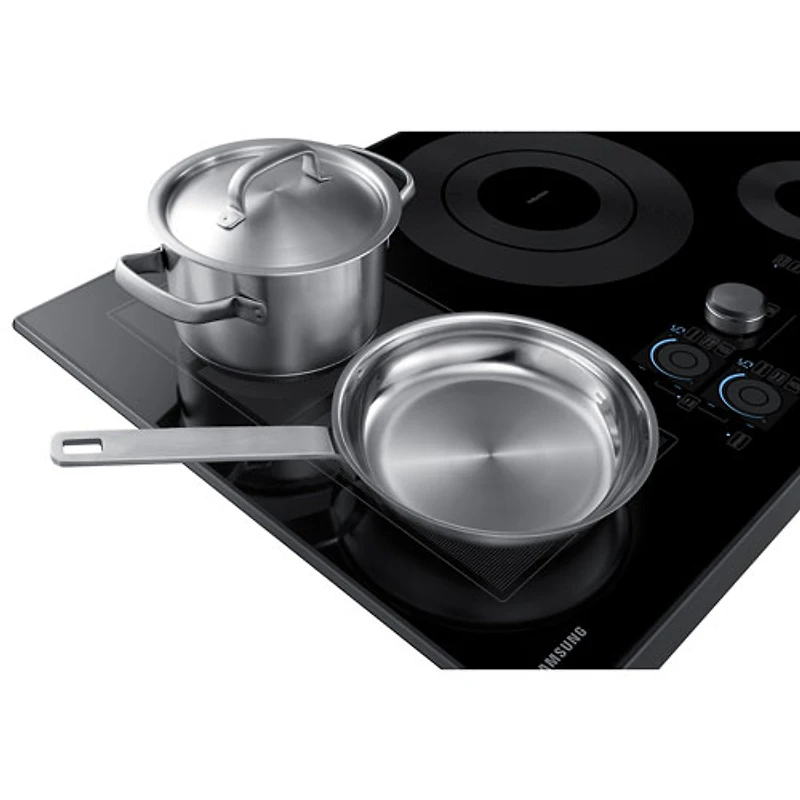 Surface cuisson induction électrique lisse 3 brûleurs 30 po de Samsung (NZ30K7880UG/AA) - Inox noir