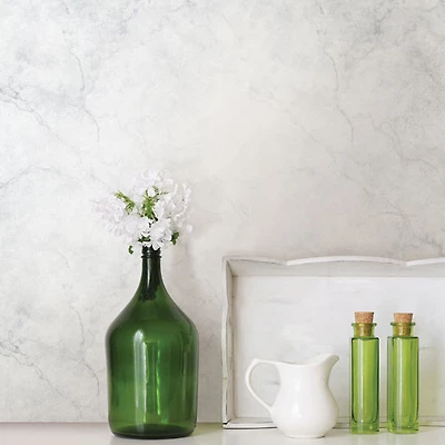 Papier peint autocollant Carrara Marble de NuWallpaper - Blanc