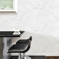 Papier peint autocollant Carrara Marble de NuWallpaper - Blanc