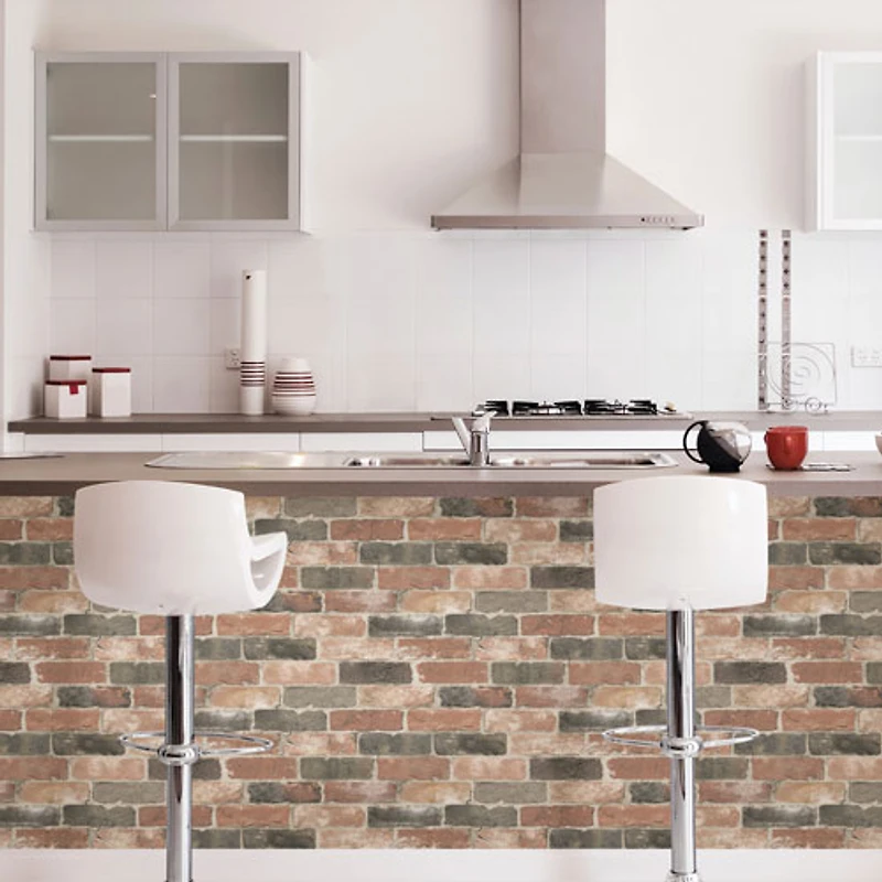 Papier peint autocollant Newport Reclaimed Brick de NuWallpaper - Rouge