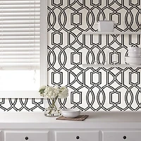 Papier peint autocollant Uptown Trellis de NuWallpaper - Noir/blanc