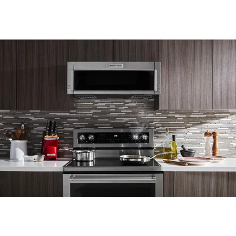 Four à micro-ondes de 30 po à hotte intégrée de KitchenAid - 1,1 pi³ - Acier inoxydable