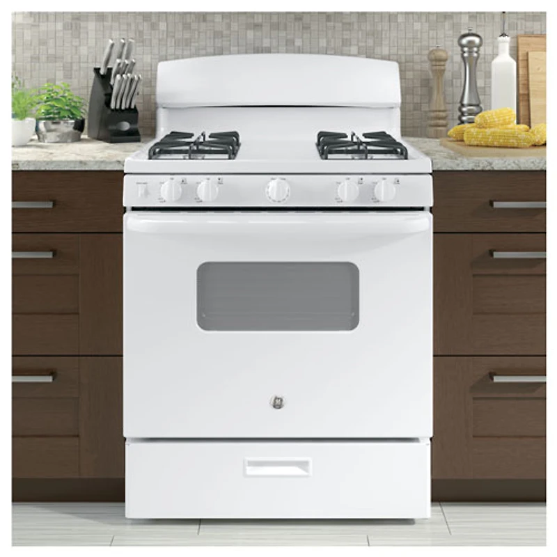Cuisinière à gaz autonome 4,8 pi³ 30 po avec tiroir de grillage Profile de GE (JCGBS10DEMWW) - Blanc