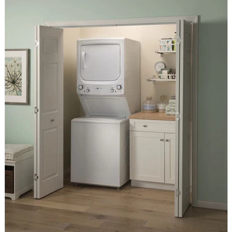 Duo laveuse électrique de 4,5 pi³ et sécheuse de 5,9 pi³ de GE (GUD27EEMNWW) - Blanc