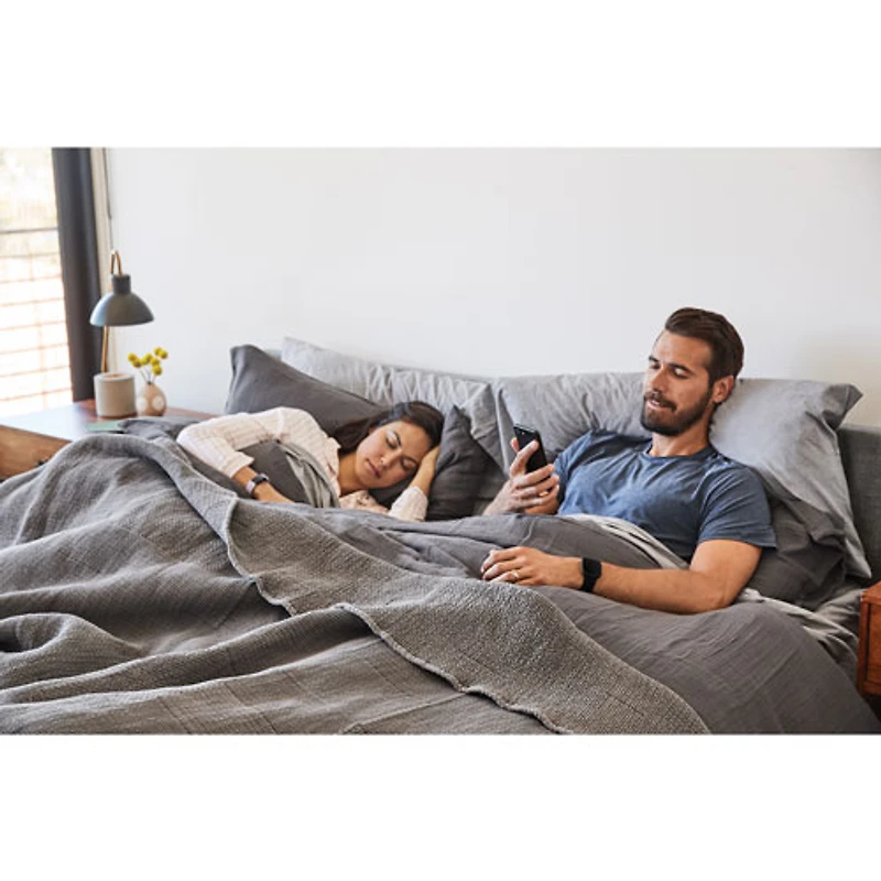 Montre intelligente Versa 2 de 40 mm Fitbit avec suivi de fréquence cardiaque et Alexa Amazon - Noir