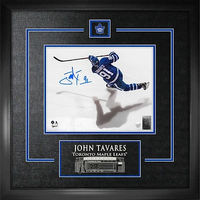 Frameworth - Maple Leafs de Toronto Photographie du haut encadrée signée par John Tavares (18 x 22)