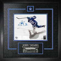 Frameworth - Maple Leafs de Toronto Photographie du haut encadrée signée par John Tavares (18 x 22)