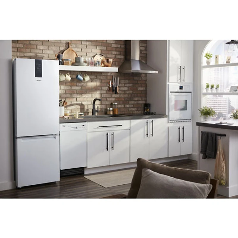 Réfrigérateur à congélateur inférieur 24 po 12,7 pi³ de Whirlpool (WRB533CZJW) - Blanc