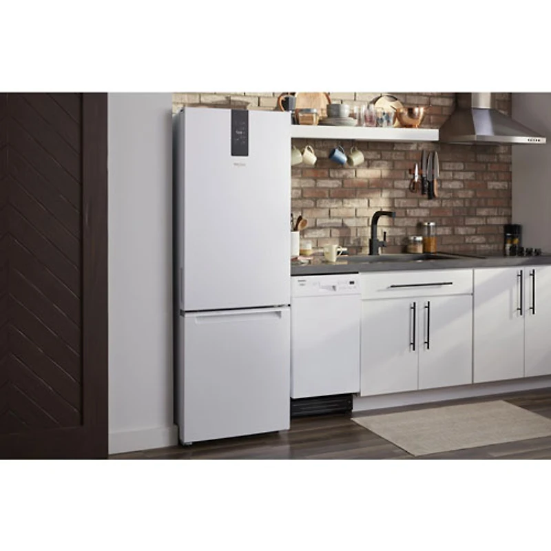 Réfrigérateur à congélateur inférieur 24 po 12,7 pi³ de Whirlpool (WRB533CZJW) - Blanc