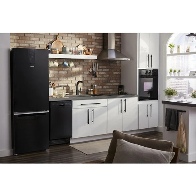 Réfrigérateur à congélateur inférieur 24 po 12,7 pi³ de Whirlpool (WRB533CZJB) - Noir