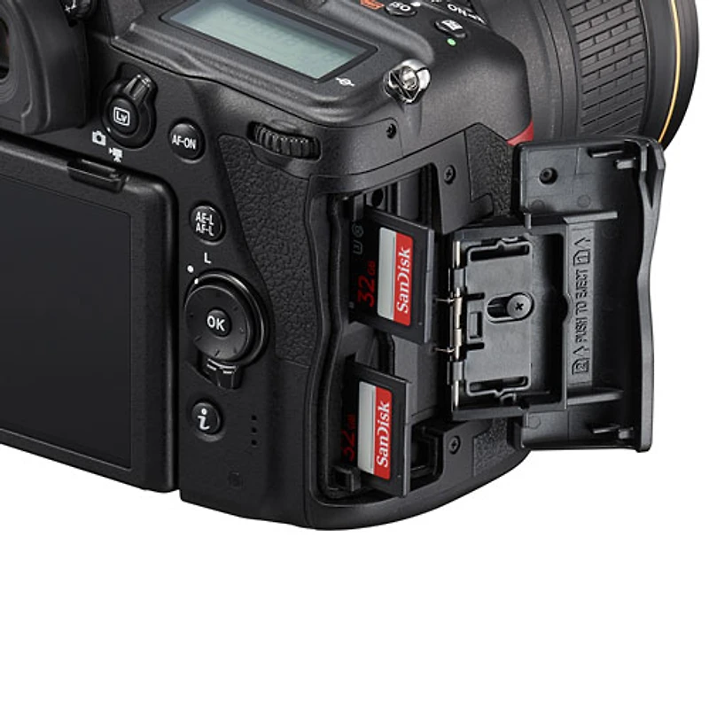 Lot avec appareil photo reflex numérique D780 de Nikon et objectif AF-S VR 24-120 mm
