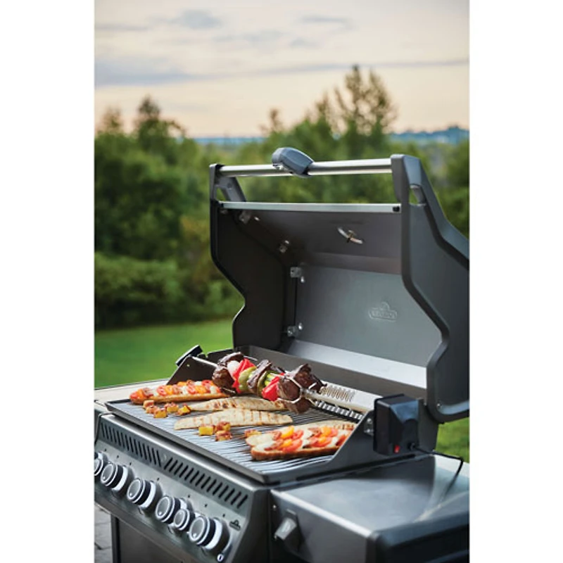 Napoleon Rogue SE 625 88500 BTU Propane BBQ