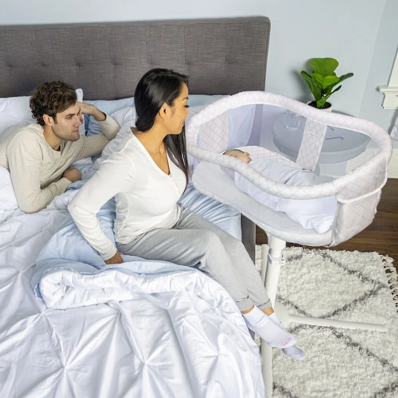 Berceau pivotant BassiNest de la série Essentia de HALO - Filet nautique