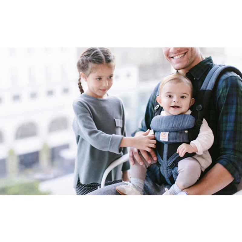 Porte-bébé en tissu maillé aéré à quatre positions Omni 360 Cool Air Mesh d'Ergobaby - Indigo