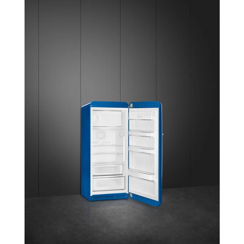 Réfrigérateur à une porte 9,2 pi³ 24 po de style années 50 de Smeg (FAB28URBE3) - Bleu