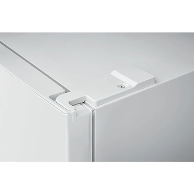 Réfrigérateur à congélateur supérieur 24 po 10,1 pi³ de Frigidaire (FFET1022UW) - Blanc