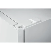 Réfrigérateur à congélateur supérieur 24 po 10,1 pi³ de Frigidaire (FFET1022UW) - Blanc