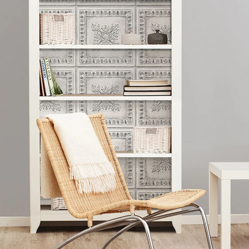 Papier peint autocollant Reclaimed Tin de NuWallpaper - Gris