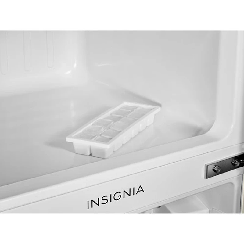 Réfrigérateur de bar rétro à congélateur supérieur 3,1 pi³ d'Insignia (NS-CFR32MT1) - Crème - Exclusivité de Best Buy