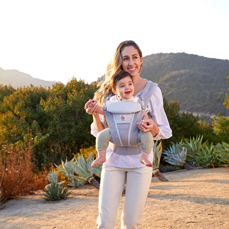 Porte-bébé à quatre positions Omni Breeze d'Ergobaby - Gris perle