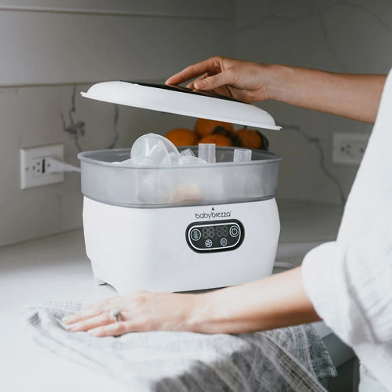 Stérilisateur de biberons et séchoir One-Step Advanced de Baby Brezza - Blanc