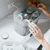 Stérilisateur de biberons et séchoir One-Step Advanced de Baby Brezza - Blanc