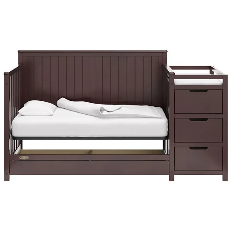 Lit de bébé transformable 4-en-1 Hadley de Graco avec table à langer à 3 tiroirs - Expresso