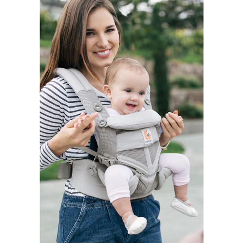 Porte-bébé en filet respirant à quatre positions Omni 360 Cool Air Mesh d'Ergobaby - Gris perle