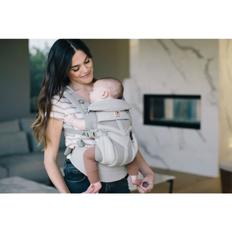 Porte-bébé en filet respirant à quatre positions Omni 360 Cool Air Mesh d'Ergobaby - Gris perle