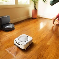Aspirateur robot connecté Wi-Fi Roomba j7+ à vidage automatique d'iRobot (j7550)