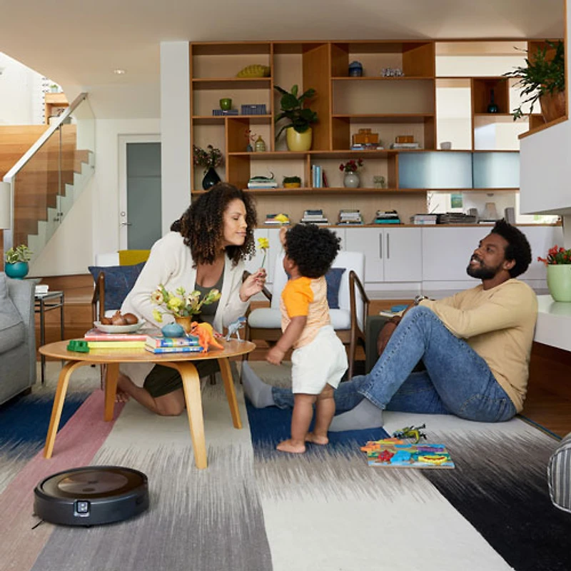 Aspirateur robot connecté Wi-Fi Roomba j7+ à vidage automatique d'iRobot (j7550)