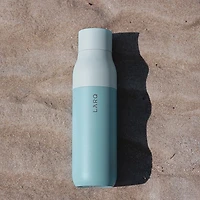 Bouteille d'eau isotherme autonettoyante de 740 ml (25 oz) en acier inoxydable PureVis de LARQ - Vert littoral